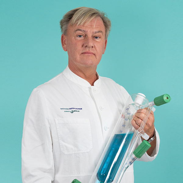 Chefapotheker Wolfram Harnisch bei der Arbeit. Mit ihm ein Gerät aus der Apotheke.