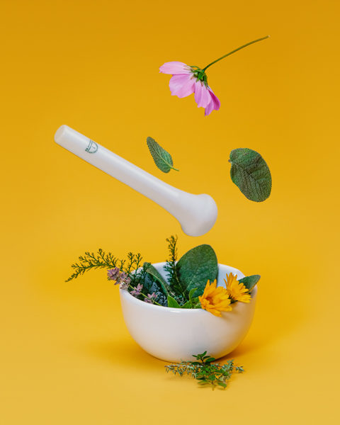 In unserem Formula Labor werden aus natürlichen Heilpflanzen und Rohstoffen Hauseigene Spezialrezepturen hergestellt, die perfekt auf Ihre Symptome abgestimmt sind.