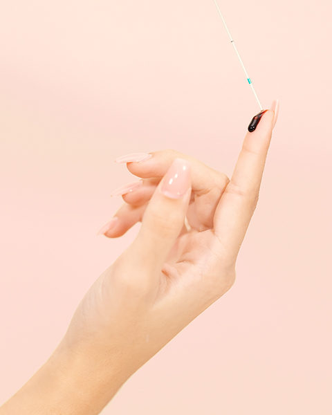 Finger, an dem eine Blutprobe entnommen wird. Es werden diverse Tests in der Apotheke im Kern von Schaffhausen angeboten.